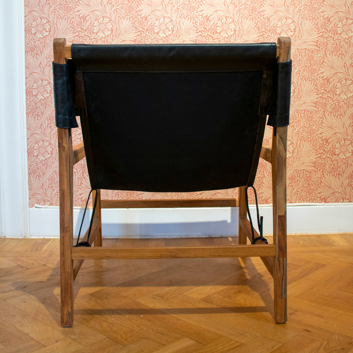 Fåtölj Jessie i teak och läder svart