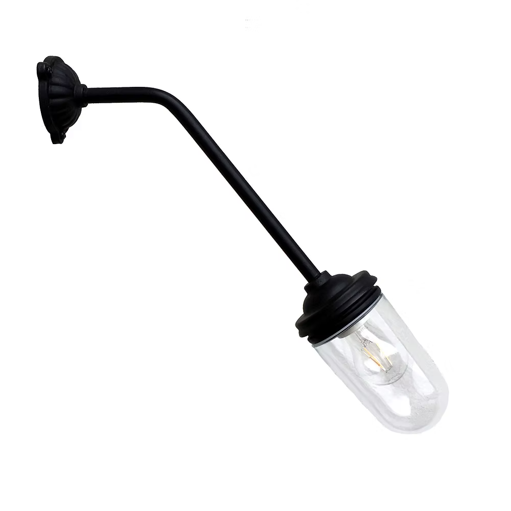 Glasbrukslykta 45 Vinkel är en fasadlykta i gediget gjutjärn med en karakteristisk vinkelarm