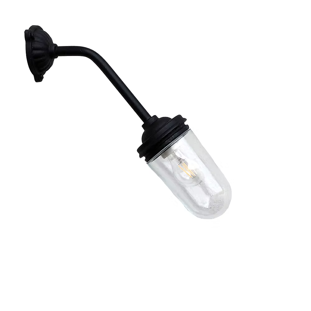 Glasbrukslykta 45 Vinkel Kort är en traditionell ytterlykta i robust gjutjärn med en kortare vinkelarm