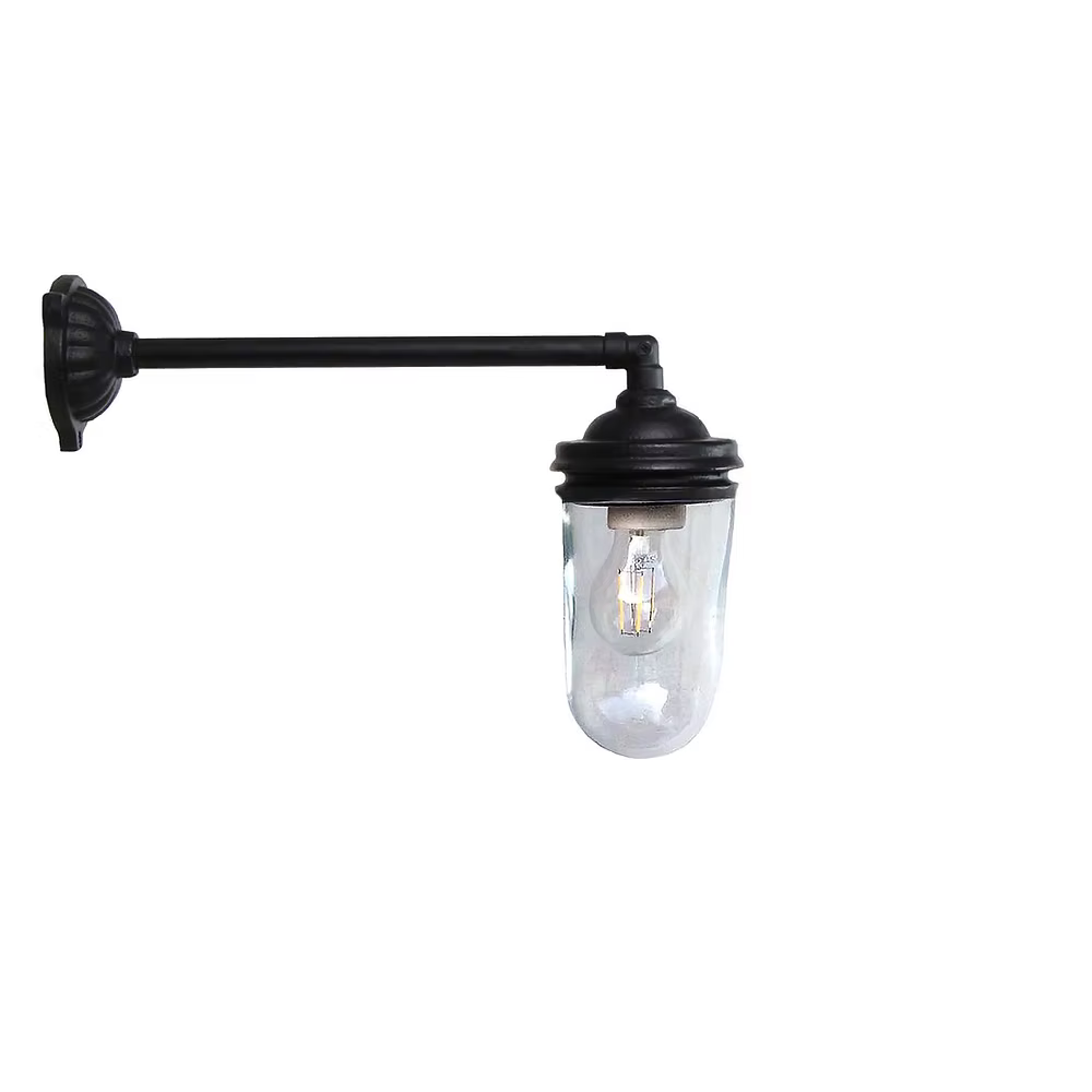 Glasbrukslykta 90 Rak 37 cm är en fasadlykta i gjutjärn, utformad för att ge ett klassiskt och varmt uttryck vid entré, fasad eller veranda.