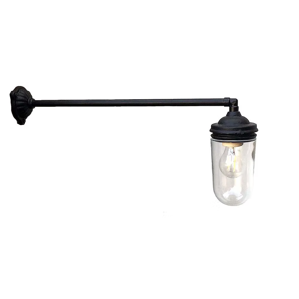 Glasbrukslykta 90 Rak 57 cm är en fasadlykta i gjutjärn med ett extra generöst utsprång från väggen