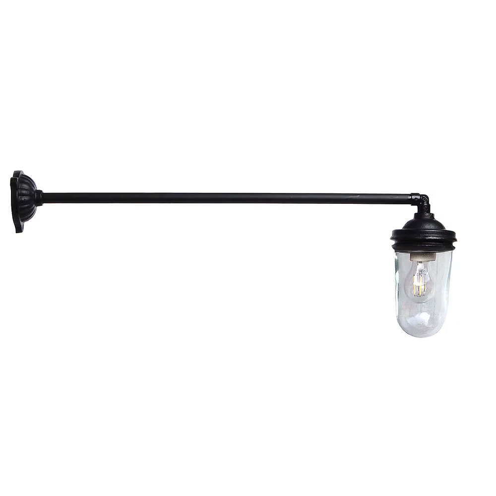 Glasbrukslykta 90 Rak 67 cm är en traditionell ytterlykta i gjutjärn med ett utsprång som gör att den kommer ut ordentligt från väggen.