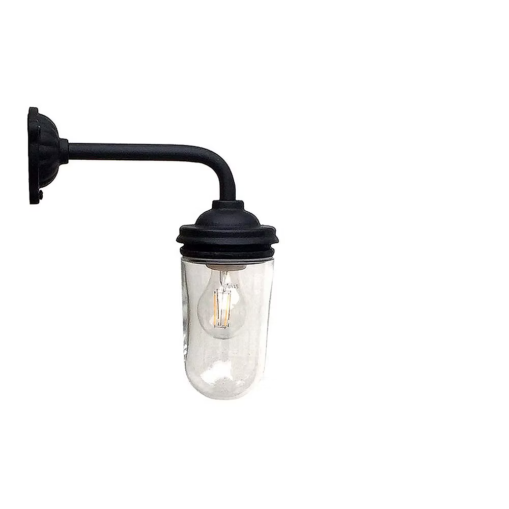 Glasbrukslykta 90 Kort är en vägglykta i gjutjärn med stallglas. Den korta armen ger en nätt form som passar perfekt vid entréer, fasader och uthus.