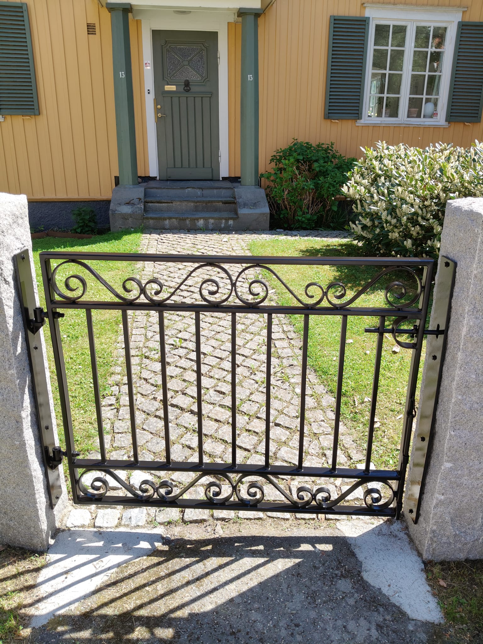 Gottåsa måttanpassad smidesgrind enkel med stolpar