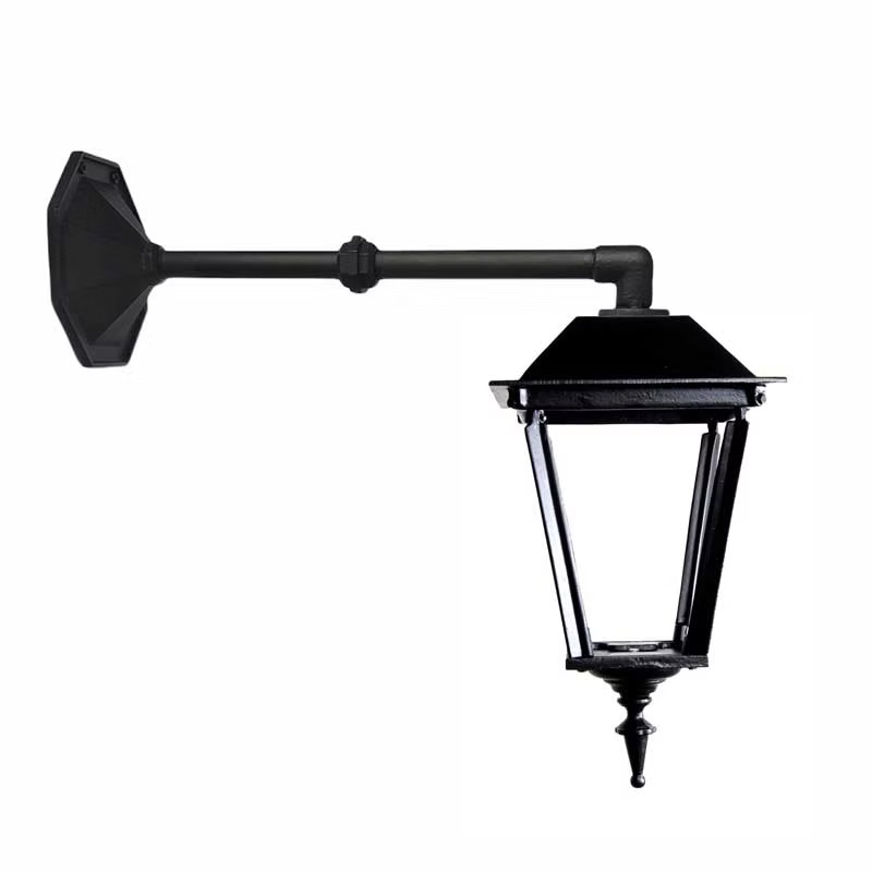 Herrgårdslampa med 4-kantigt lykthus är en utomhuslampa i gjutjärn och stål