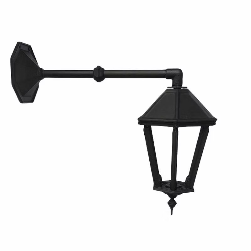 Herrgårdslampa med 6-kantigt lykthus är en utomhuslampa i gjutjärn och stål.