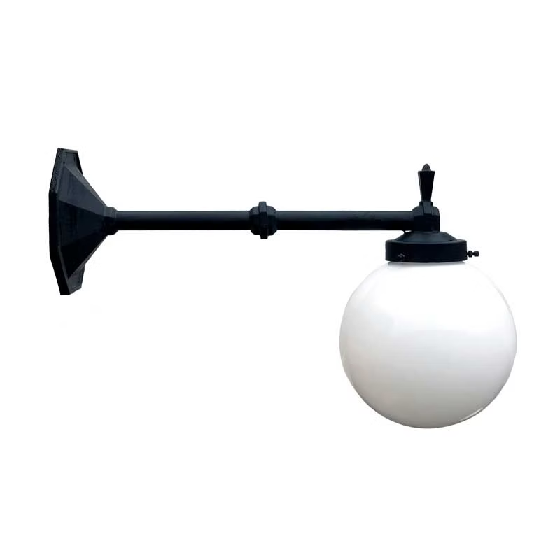 Herrgårdslampa med glob 250 är en traditionell vägglampa med tidlös form och gedigna material. Den svarta gjutjärnsarmen och den vita opalgloben skapar ett mjukt och behagligt ljus