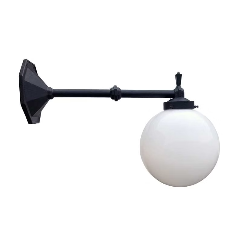 Herrgårdslampa med glob 300 är en traditionell och robust utomhuslampa med gjutjärnsfäste och en stor opalvit glasglob på 300 mm