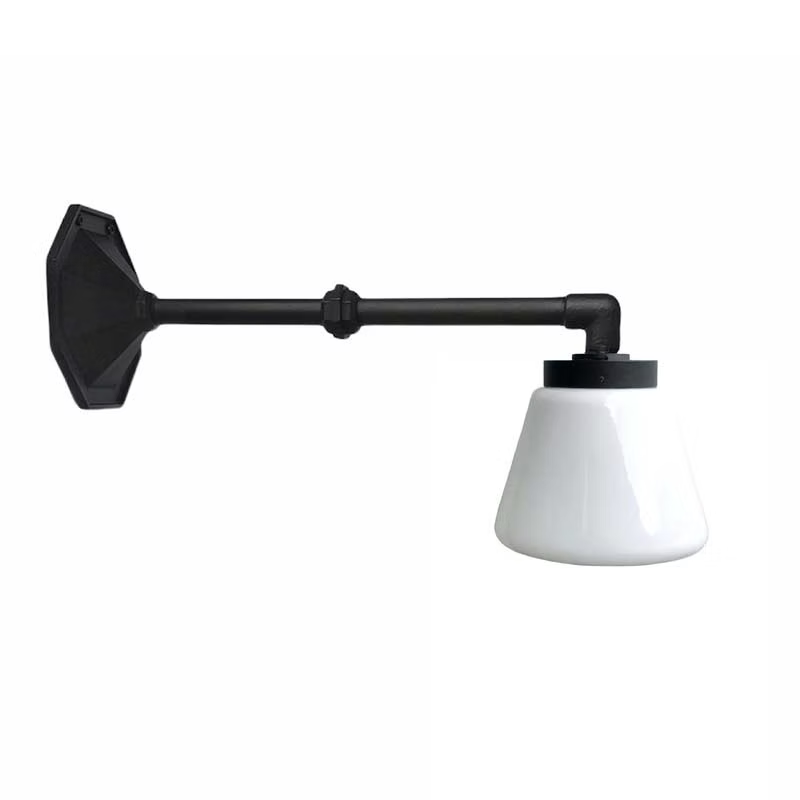 Herrgårdslampa med kvarnglas är en tidlös vägglykta i gjutjärn och stål, utformad för att ge ett varmt och stämningsfullt ljus runt entréer och fasader