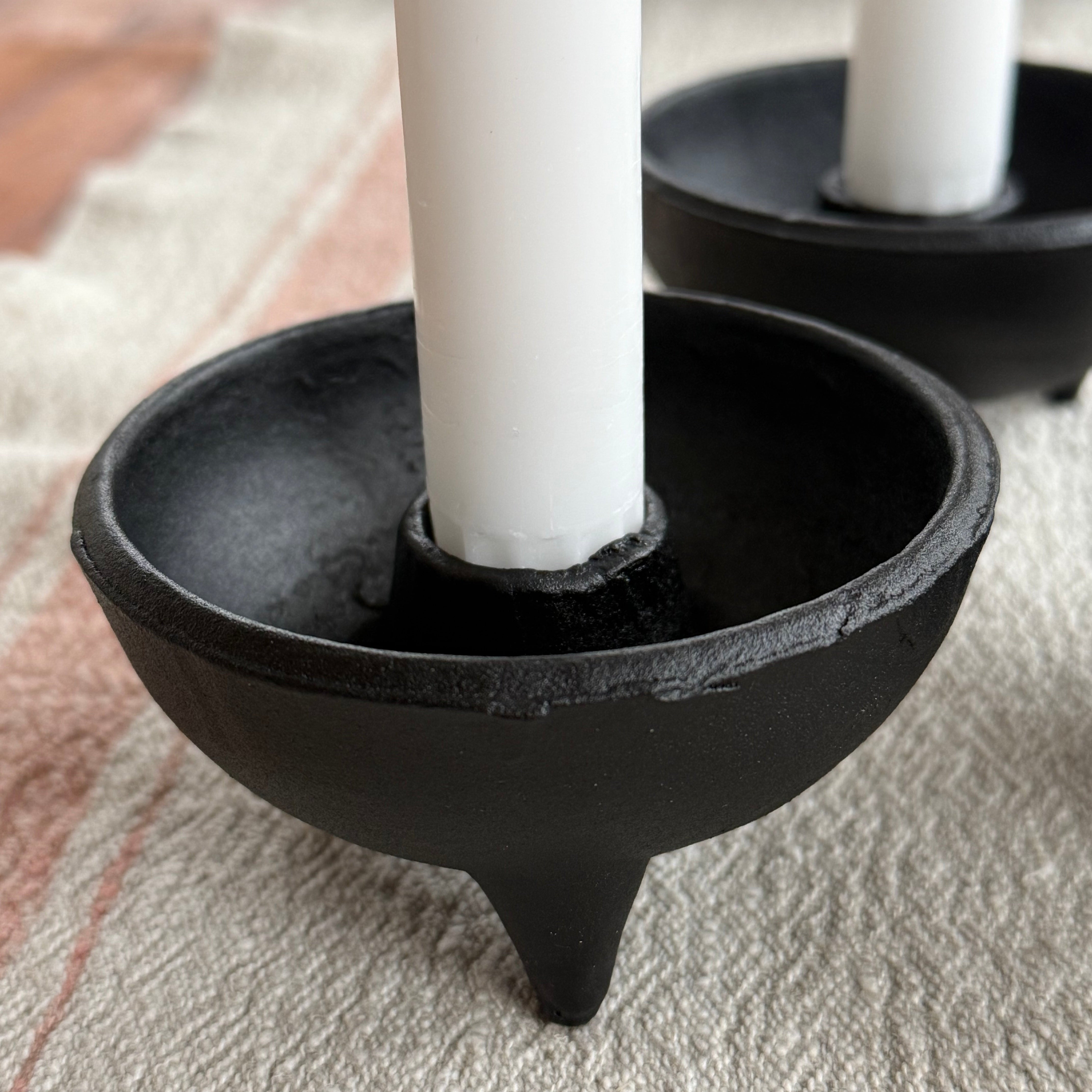 Ljusstake i gjutjärn med tre ben