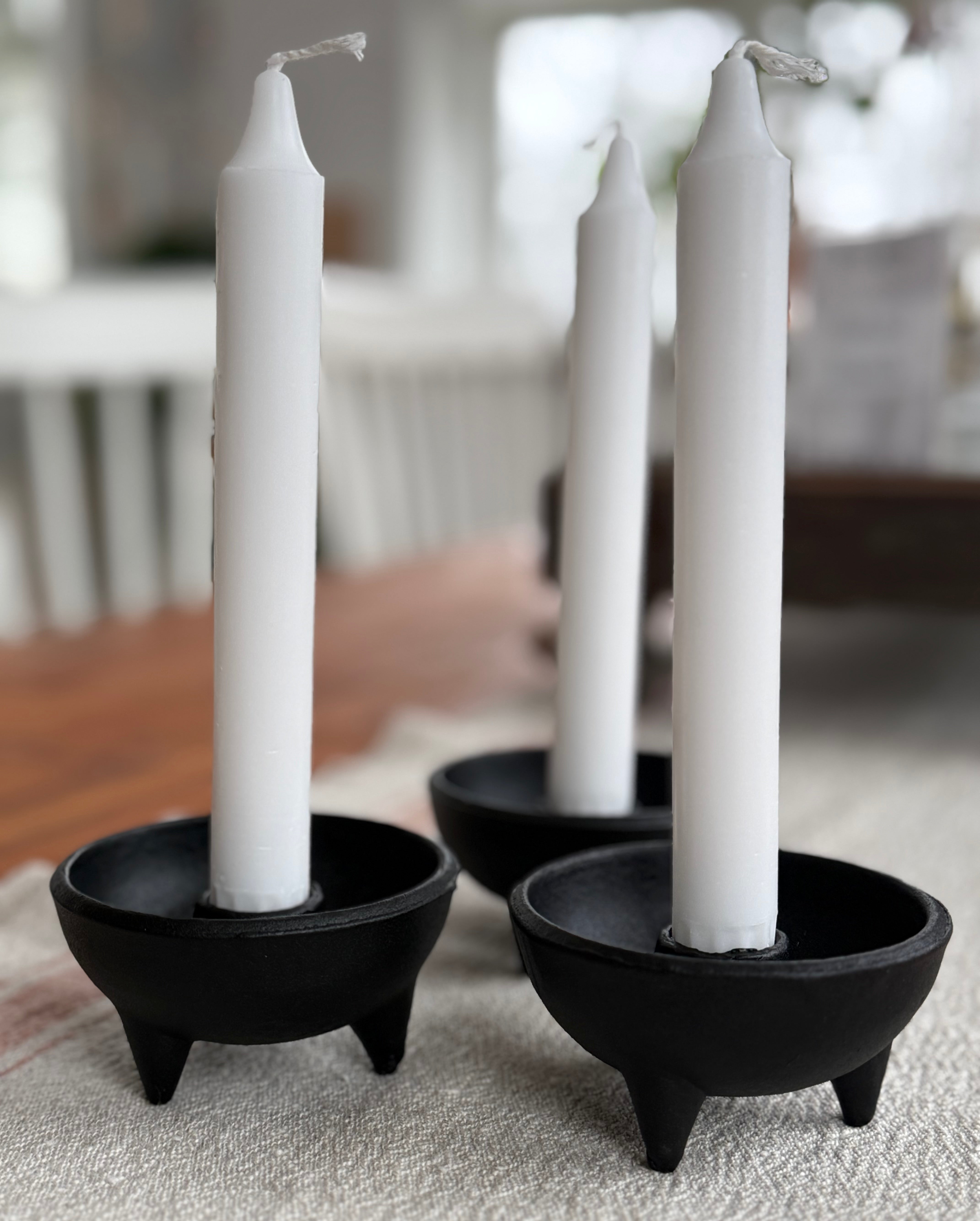 Ljusstake i gjutjärn med tre ben