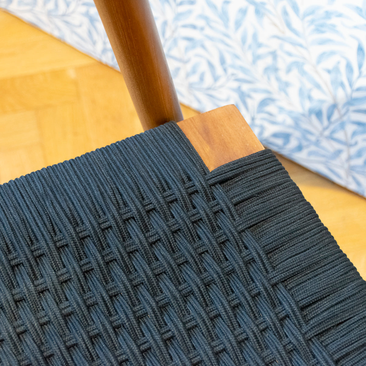 Karmstol Jessie i teak flätad sits svart
