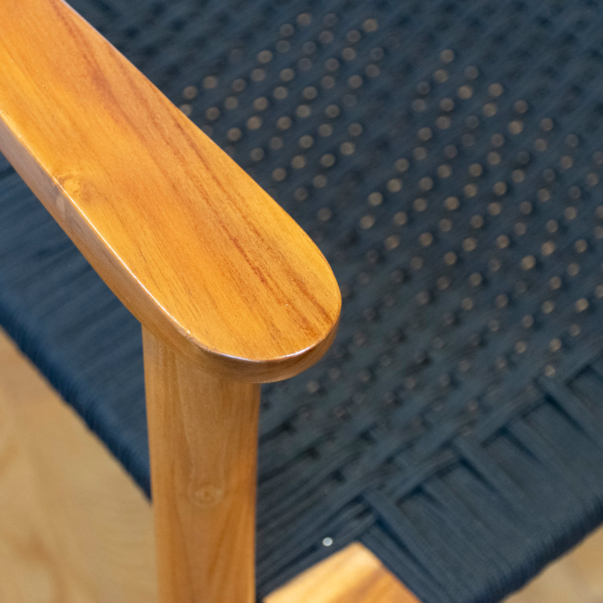 Karmstol Jessie i teak flätad sits svart