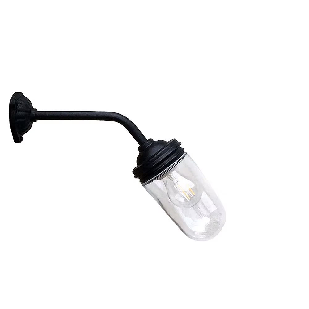 Glasbrukslykta 45 Rak Kort är en ytterbelysning i gjutjärn, framtagen för att ge ett varmt och vackert ljus vid entréer, husfasader och gårdsmiljöer.