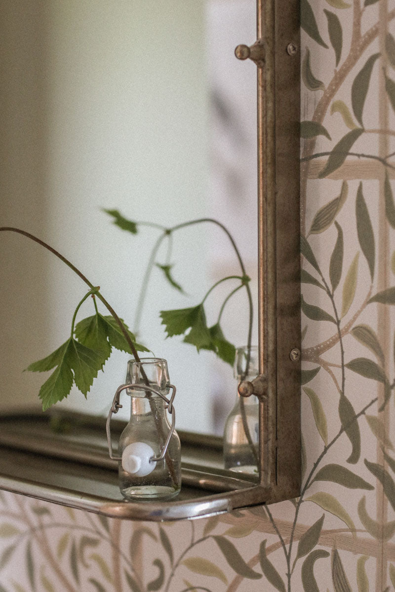 Badrumsspegel Karin med hylla Antik silver stor