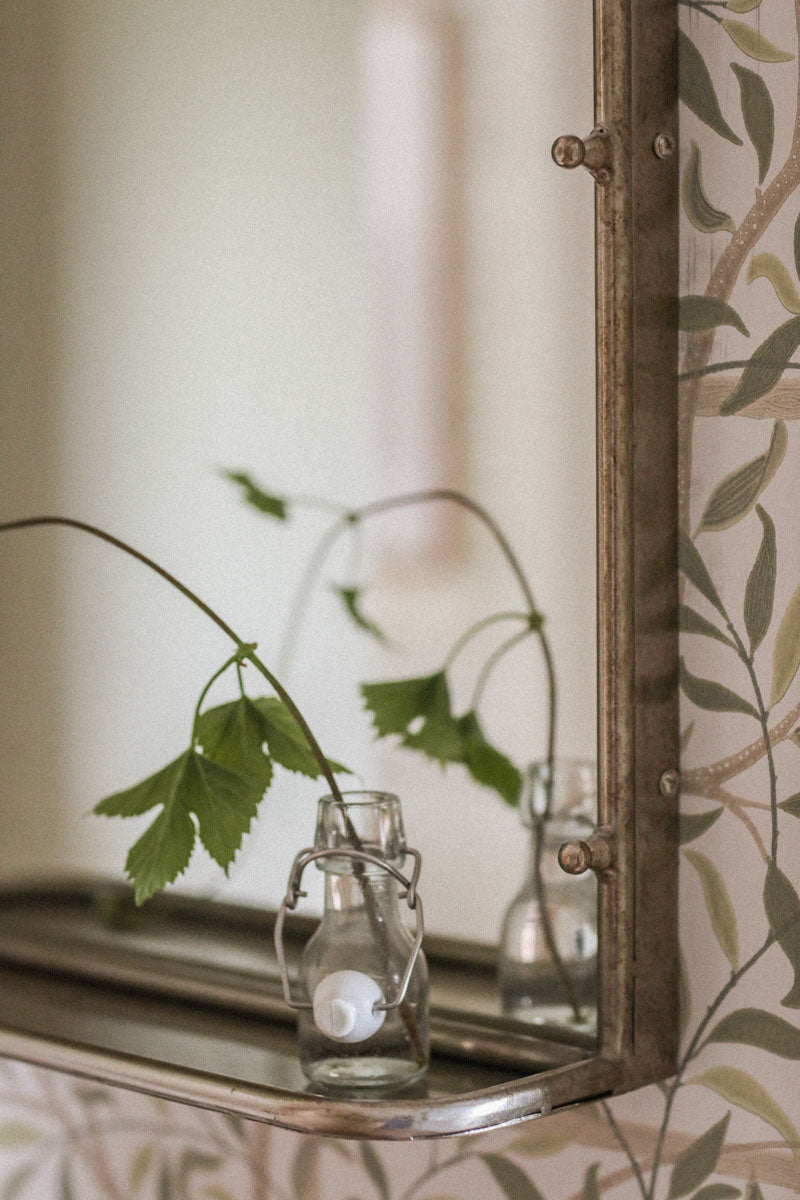 Badrumsspegel Karin med hylla Antik silver stor