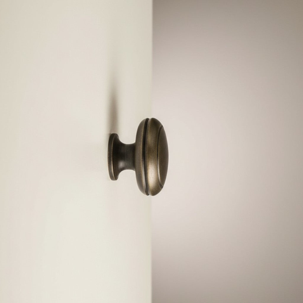 Knopp Agnes i svartoxiderad mässing