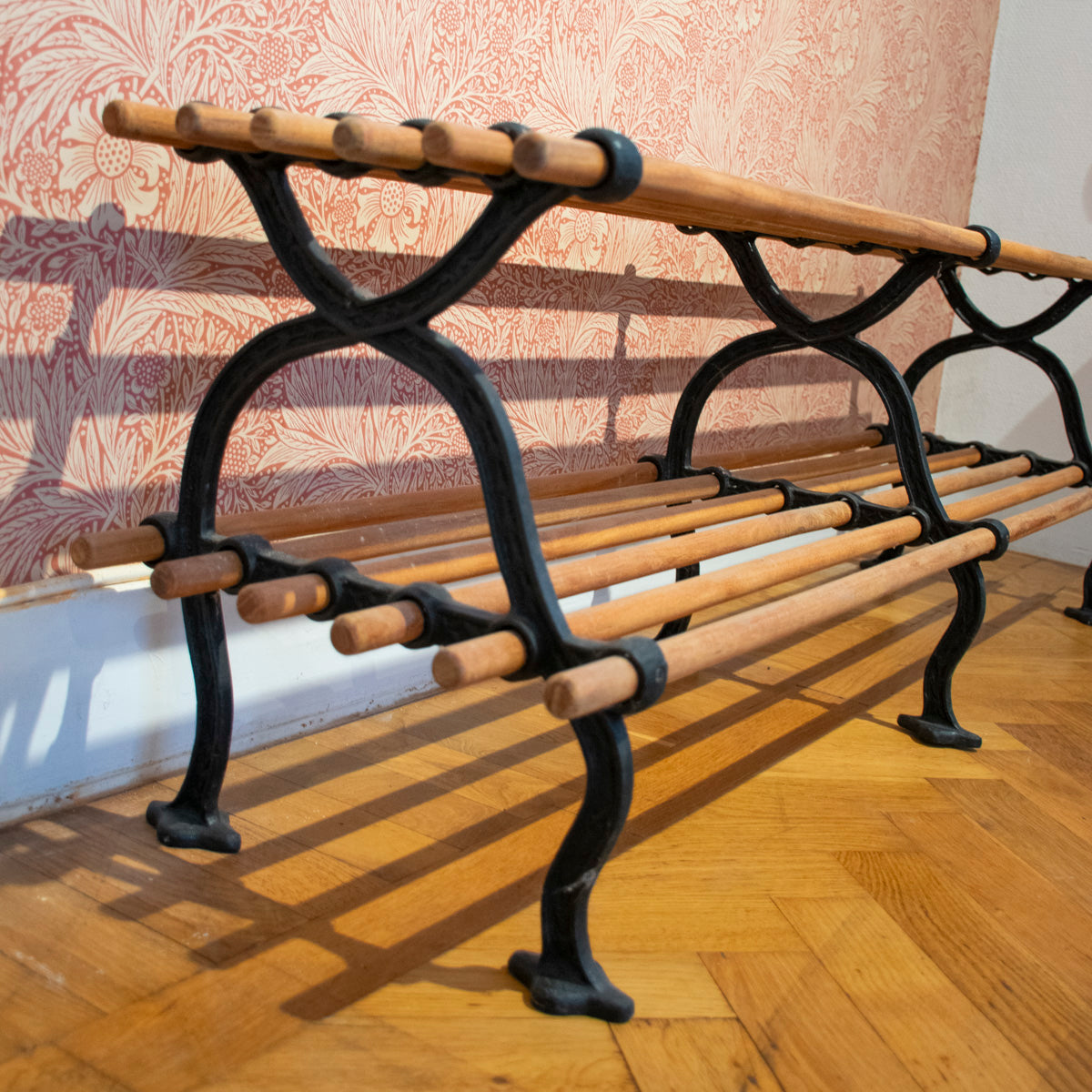 Skohylla Sekelskifte trä och gjutjärn 130 cm